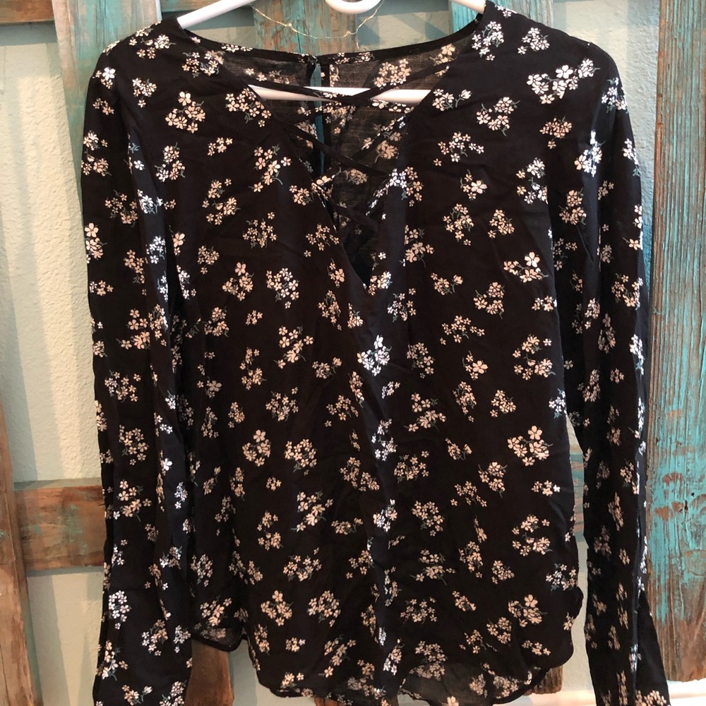 Black with white floral cute long sleeve top!
